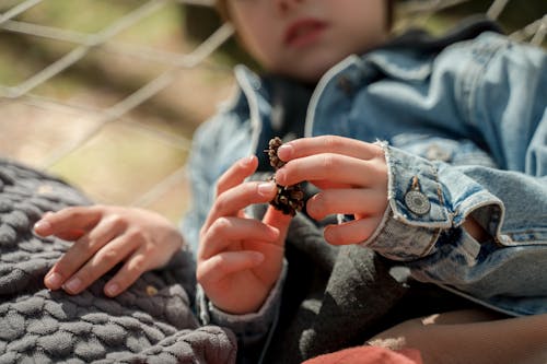 Fotos de stock gratuitas de de cerca, infancia, mano