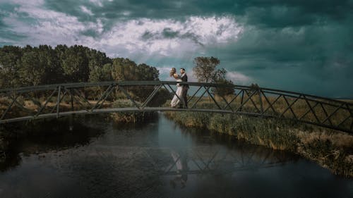 Ingyenes stockfotó esküvői fotózás, gyaloghíd, kapcsolat témában
