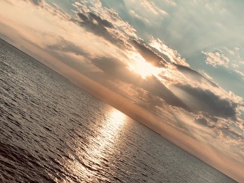 Kostenloses Stock Foto zu am meer, filmischer himmel, goldenen sonnenuntergang