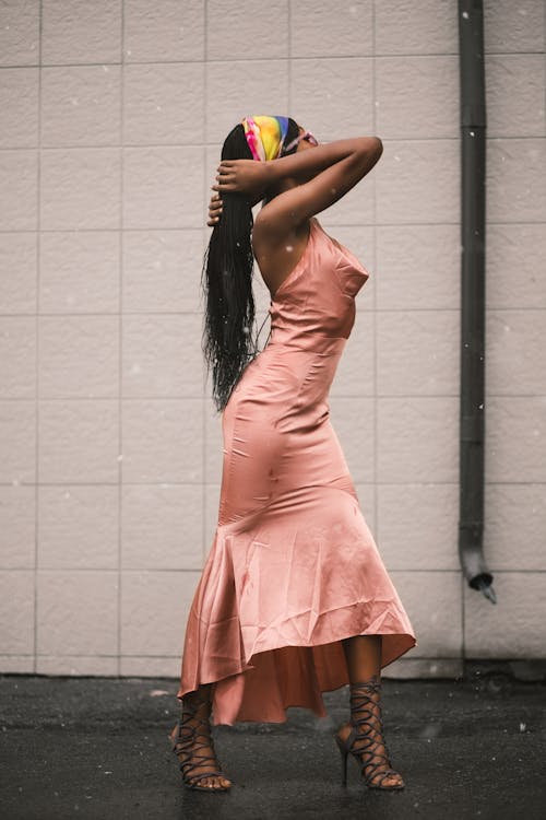Kobieta W Różowej Sukience Trzymać Włosy