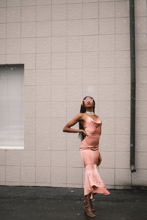 無料 女性用ピンクスパゲッティストラップシースドレス 写真素材