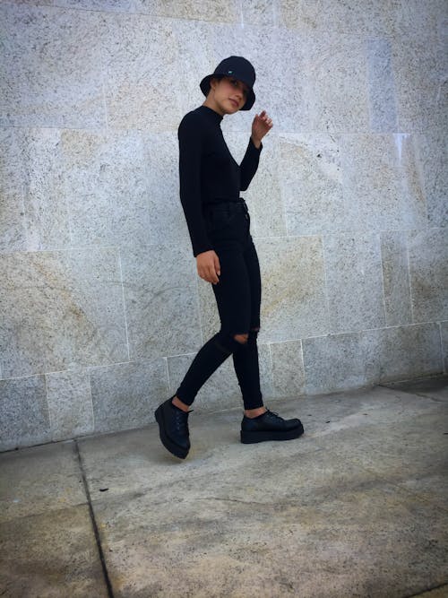 Foto profissional grátis de calçada, calças pretas, chapéu de balde