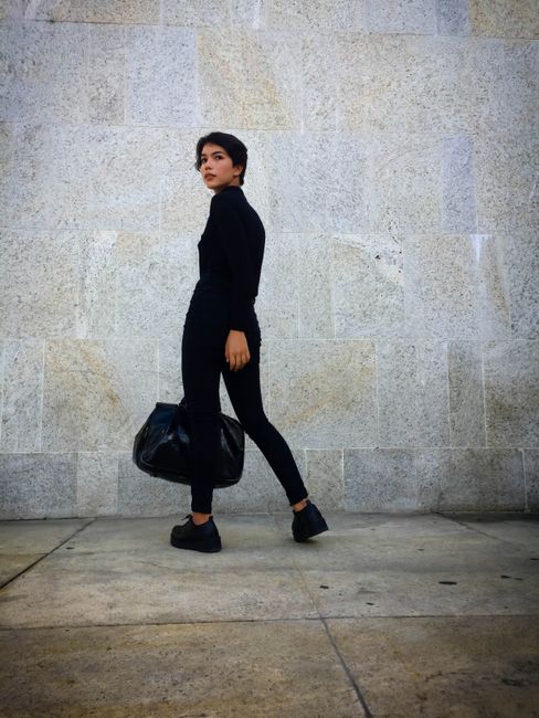 Von Kopf bis Fuß in Schwarz, dazu die große Tasche und mein Tag kann kommen 🖤
#outfitdestages #black #jeans #bag