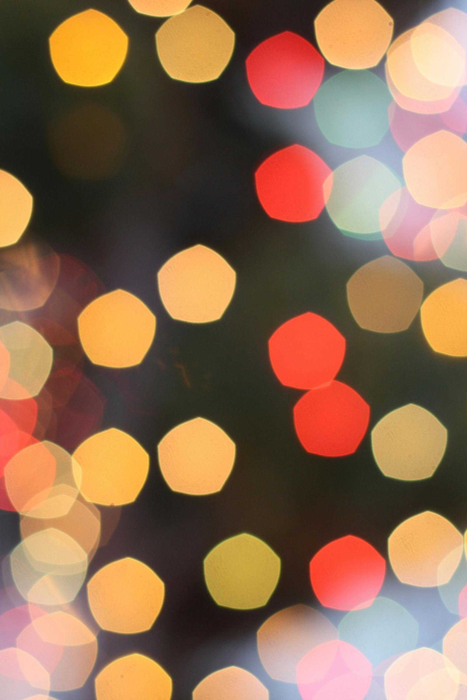 充满活力的散景效果呈现出各种颜色的六边形模糊灯光，非常适合用作抽象背景