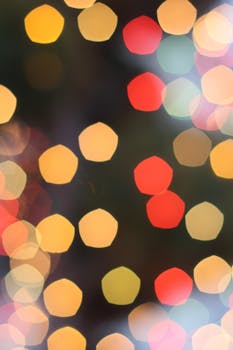 充满活力的散景效果呈现出各种颜色的六边形模糊灯光，非常适合用作抽象背景