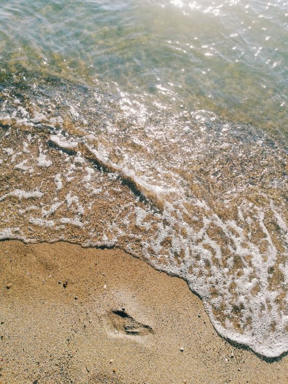 Blasen im Ozeanwasser, das an den Strand Spritzt · Kostenloses Stock-Foto