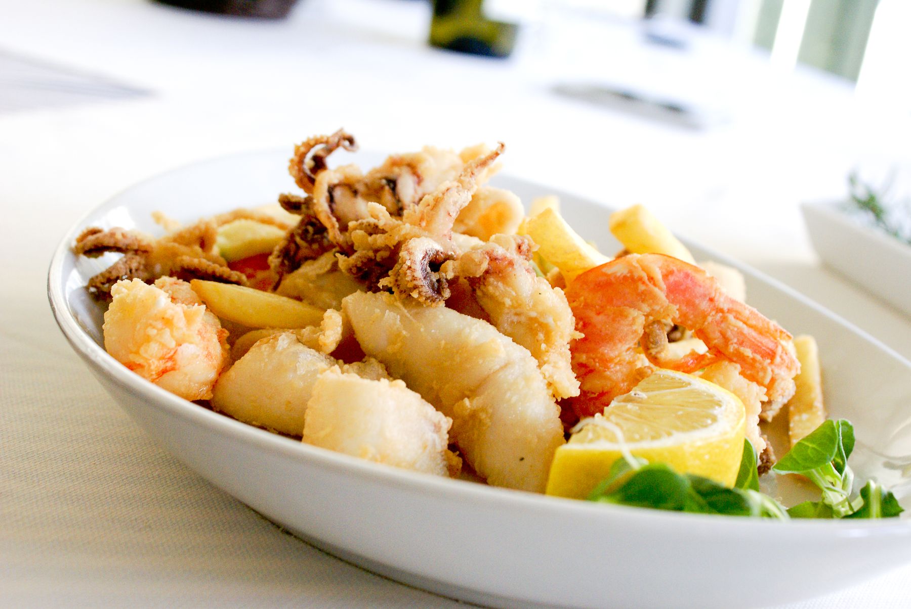 Frittura di pesce del golfo con gamberi, calamari e limone