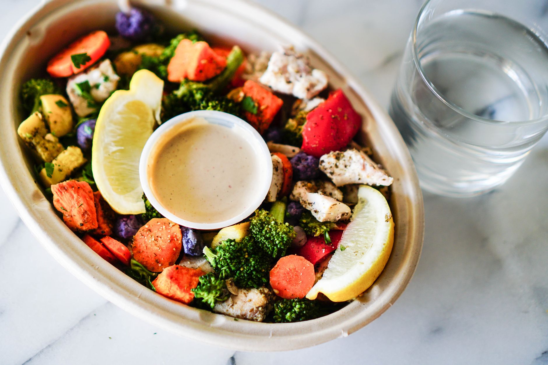 減重不挨餓:3種設計思路讓你輕鬆瘦 Healthy mixed salad with chicken, lemon, and dip on marble.