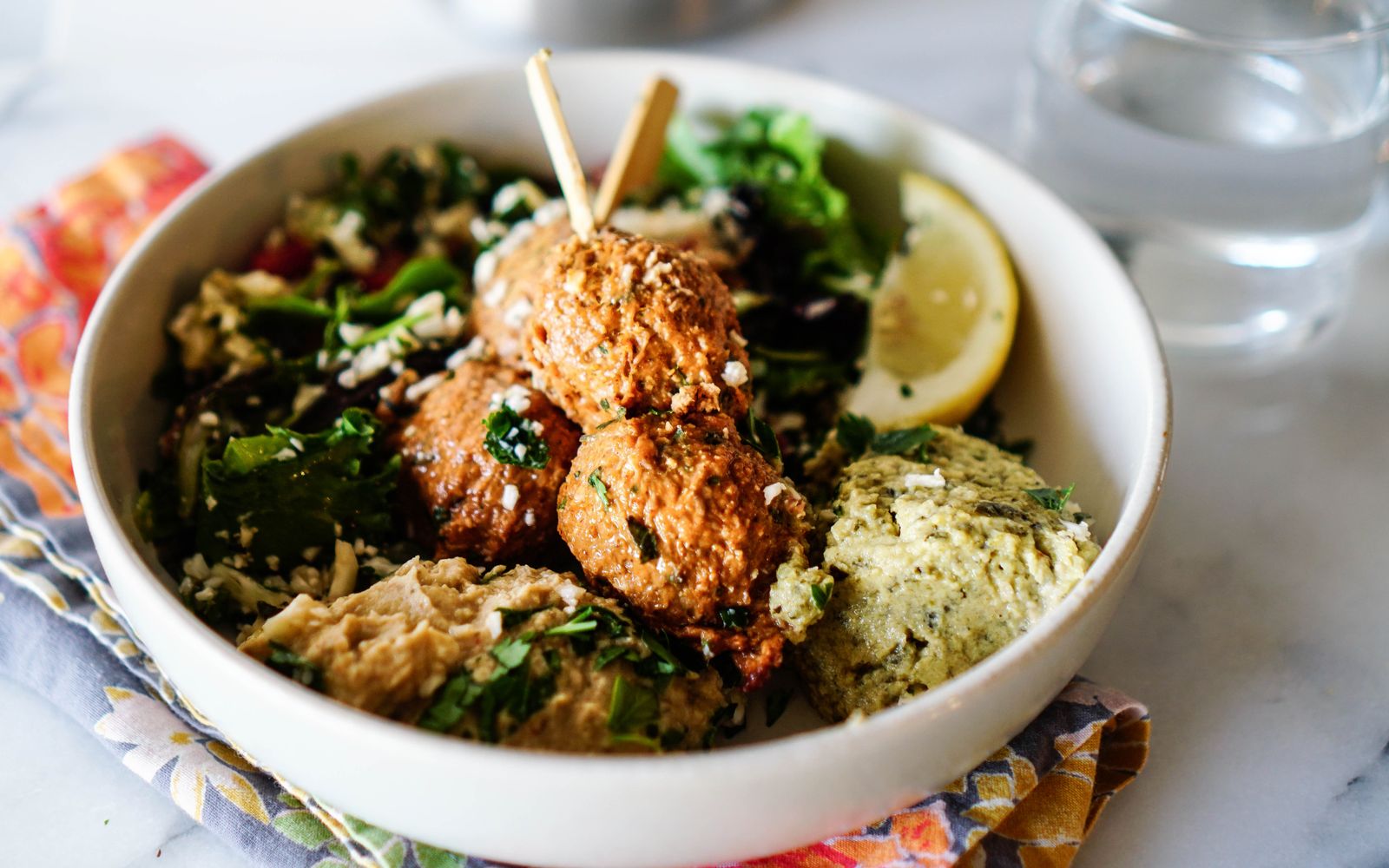 Foto de Falafel assado no pão sírio com salada e molho de tahine