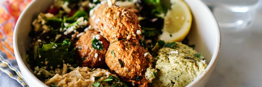 Foto de Falafel assado no pão sírio com salada e molho de tahine