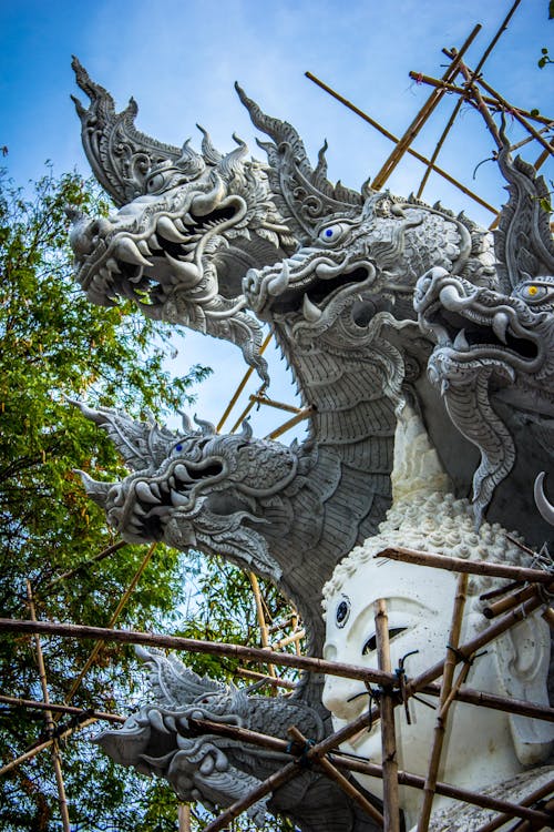 Patung Buddha Putih Dengan Naga Beton E