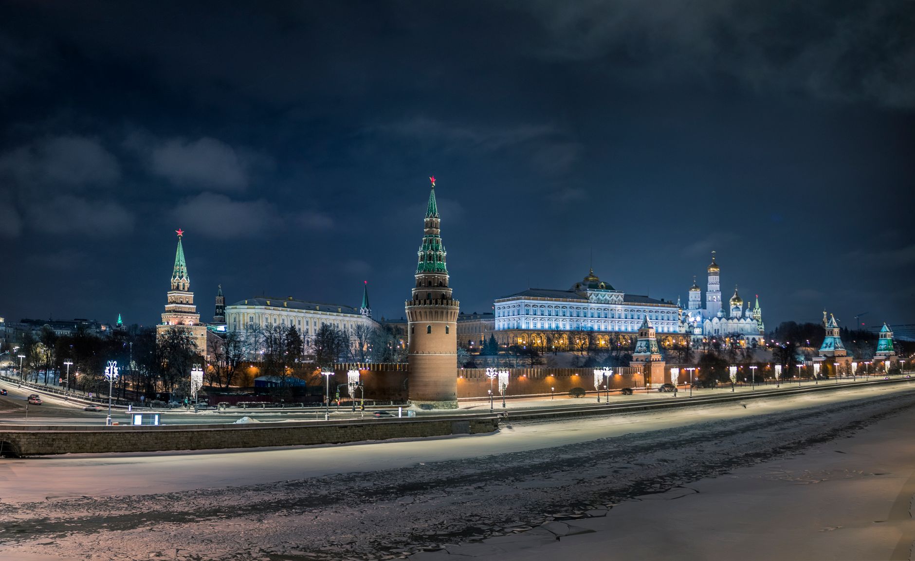 Moskova Kremlin'i kış manzarası