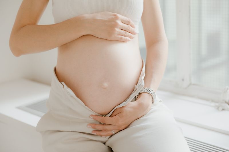 Mujer embarazada sosteniendo su vientre con ternura
