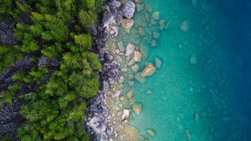 Free A stunning aerial view of the rocky shoreline and turquoise waters of Miller Lake, Ontario. Stock Photo