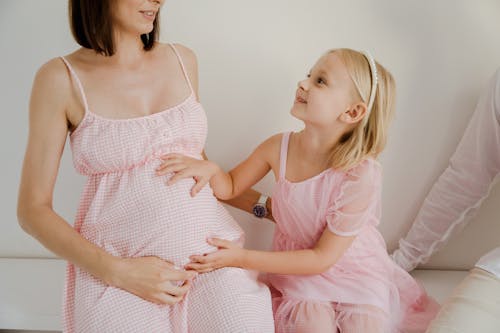 Základová fotografie zdarma na téma baby bump, dcera, dotýkání