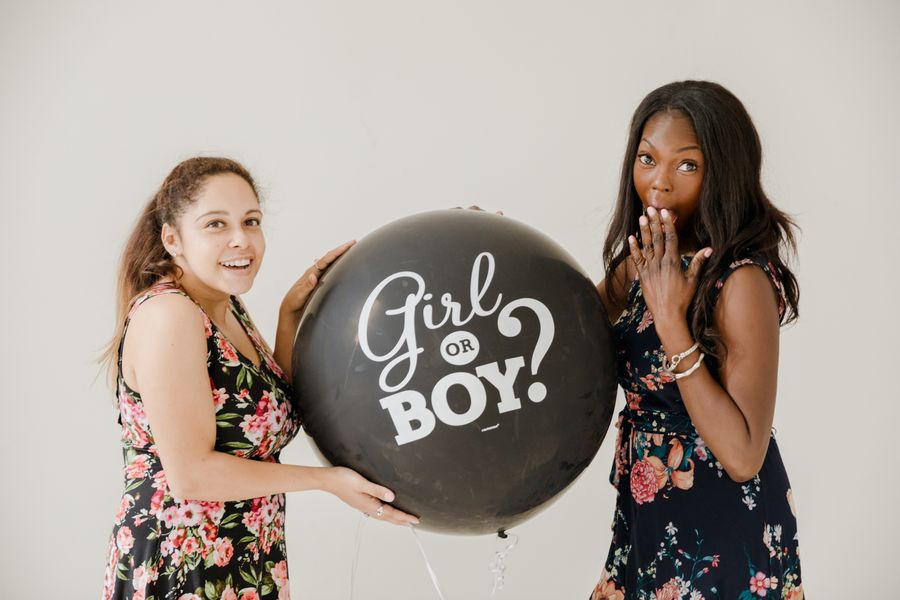 Globo de celebración con mensaje Girl or Boy para revelar el sexo del bebé