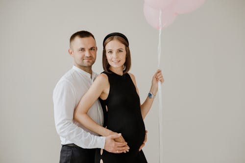 Darmowe zdjęcie z galerii z baby bump, białe tło, ciąża