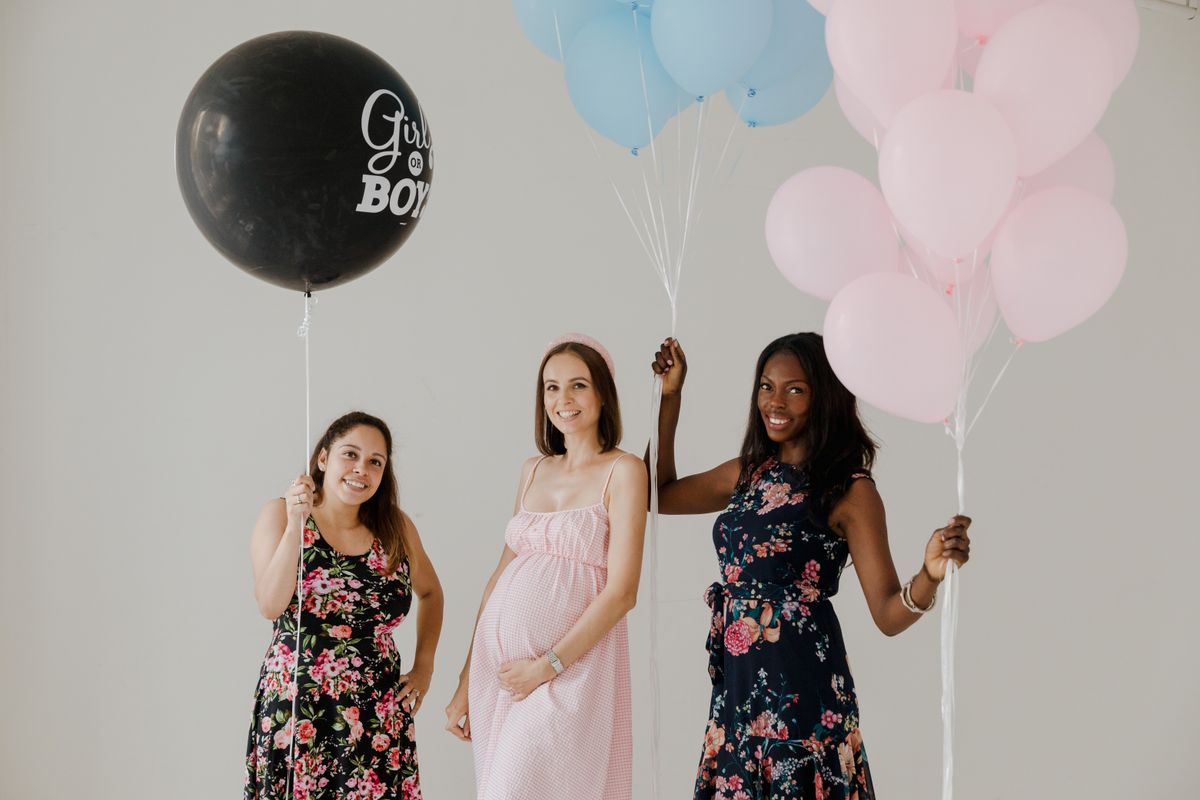 Baby shower entre amies célébrant une future maman