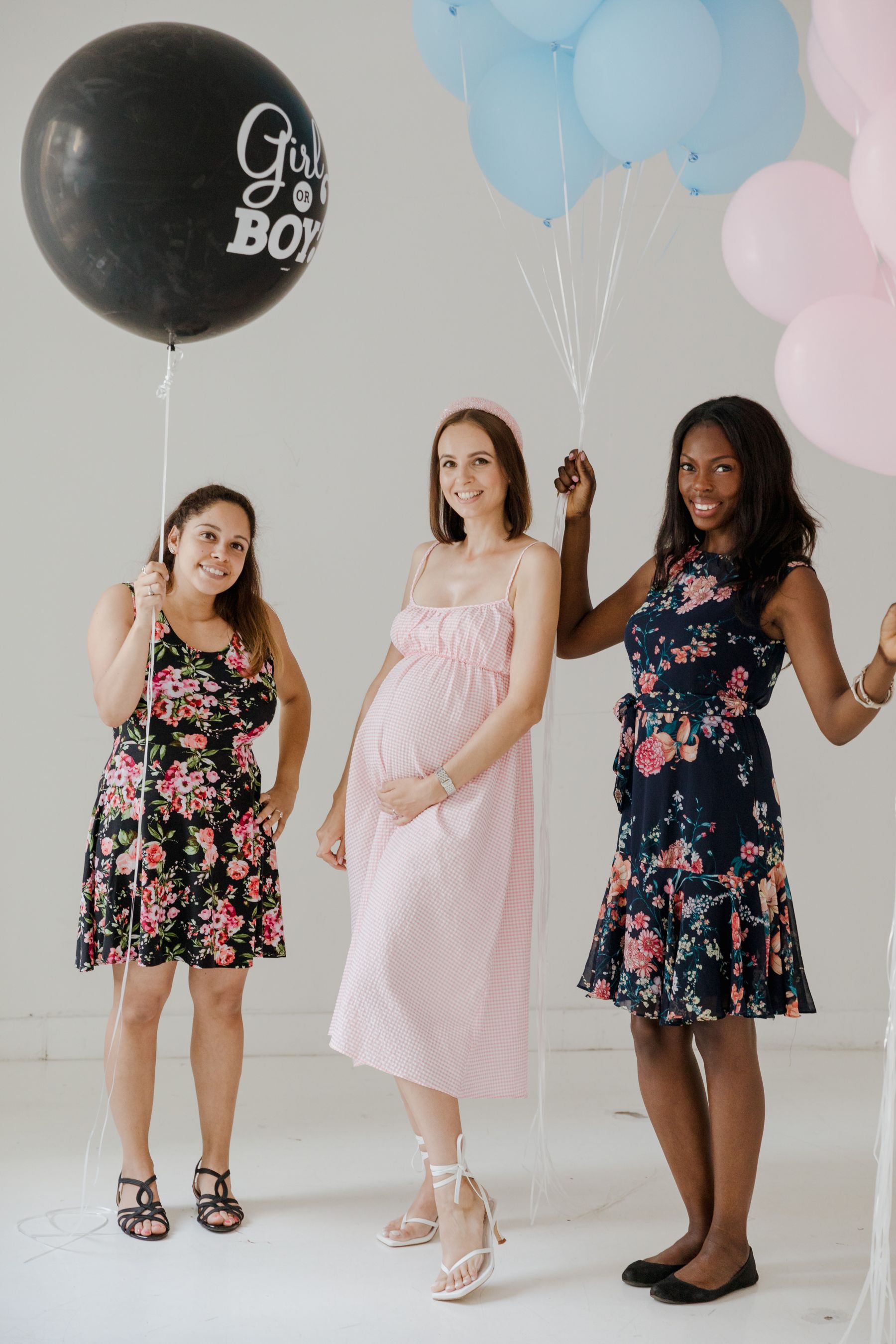 Baby shower with friends and balloons