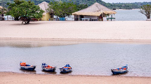 Free Blue and Orange Kayak on Shore Stock Photo