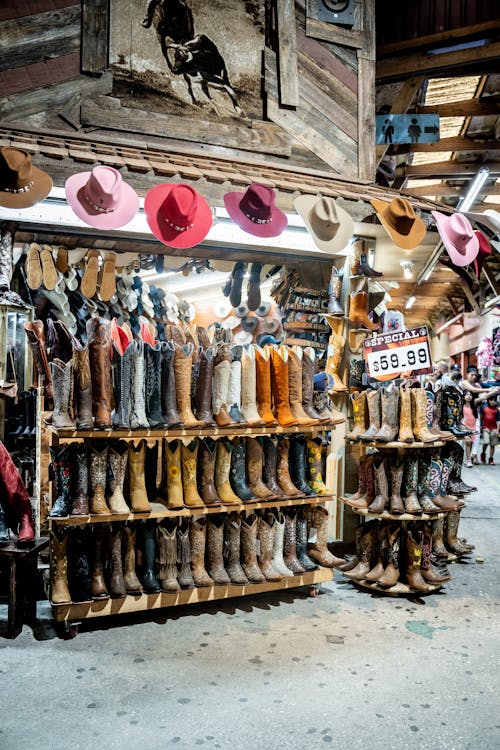 Foto profissional grátis de bazar, botas de cowboy, chapéus de cowboy