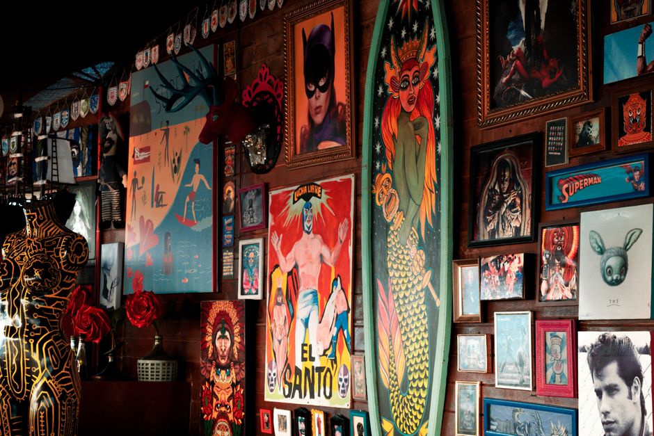 Kleurrijke, eclectische kunst omarmt de woonkamer als een museum. Kleurrijke, eclectische kunst omarmt de woonkamer als een museum.
