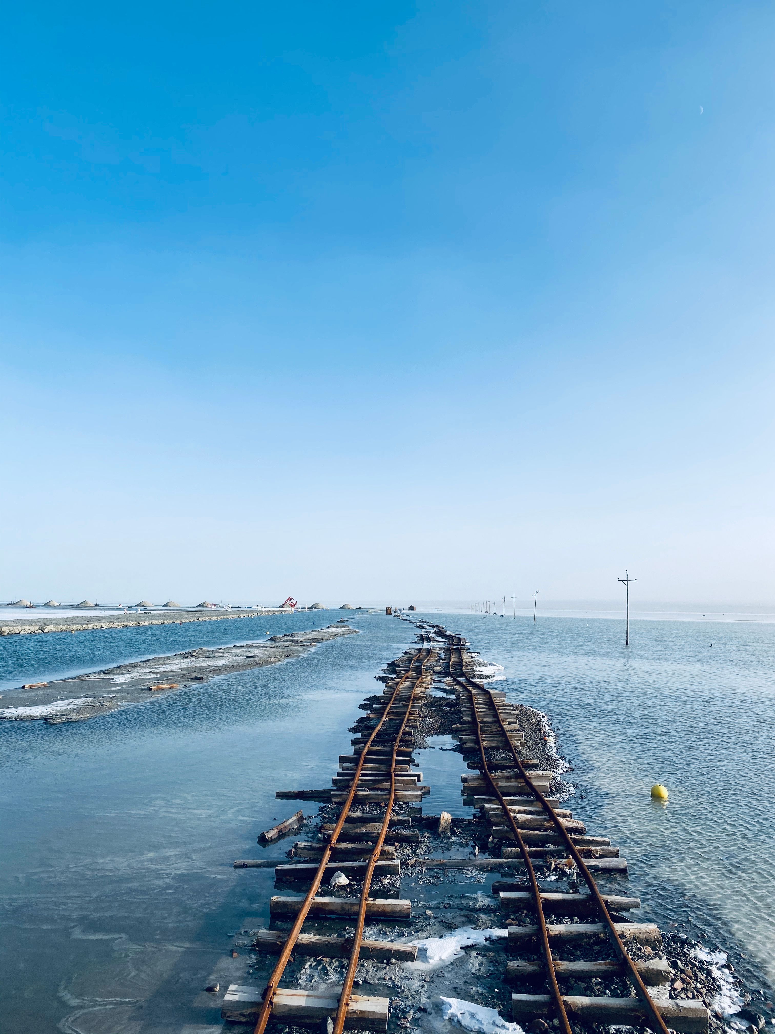 Tracks in Water for Transportation · Free Stock Photo
