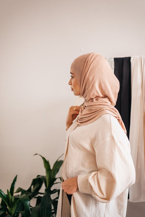 Darmowe zdjęcie z galerii z hidżab, kobieta, pionowy strzał