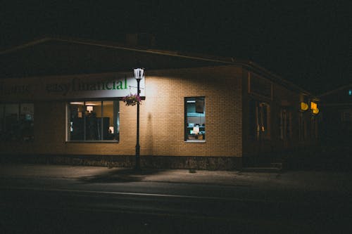 Fotobanka s bezplatnými fotkami na tému budova, noc, stĺp osvetlenia