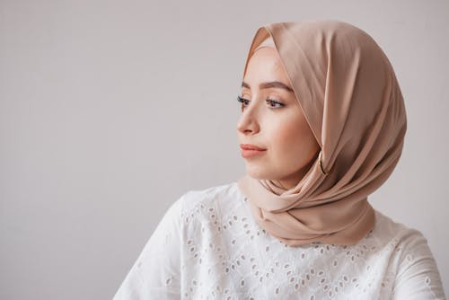 Kostnadsfri bild av attraktiv, hijab, kvinna