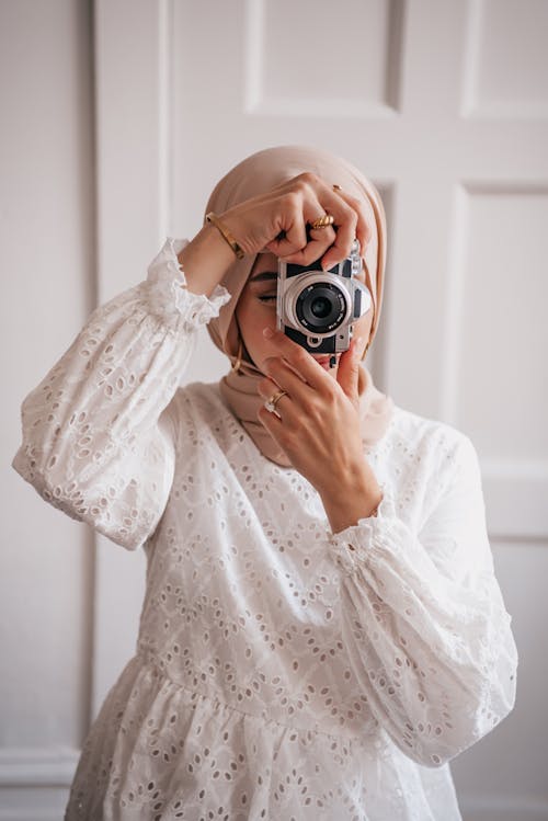 Kostnadsfri bild av fotograf, hijab, kamera