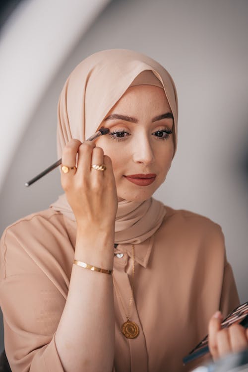 Gratis arkivbilde med hijab, kosmetisk produkt, kvinne