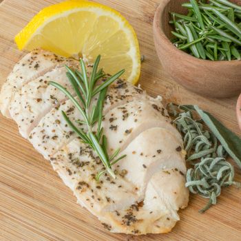 Poitrine de poulet saisie dans une poêle avec risotto aux champignons