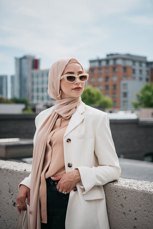 Kostnadsfri bild av betongstaket, elegant, hijab