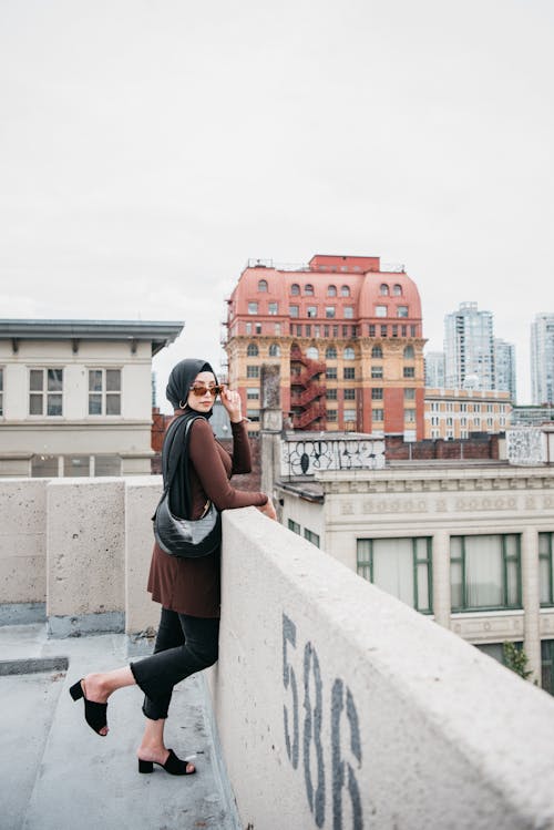 Kostnadsfri bild av betongstaket, elegant, hijab