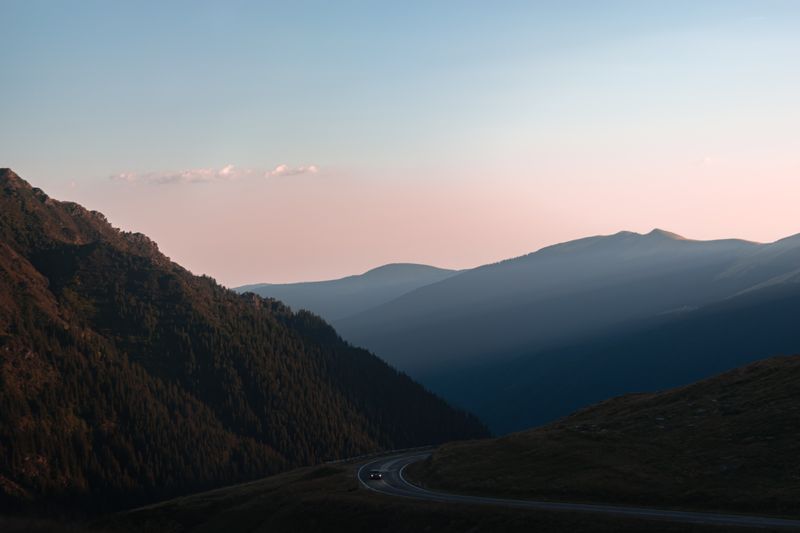 Drum șerpuit de munte în Carpații românești la apus