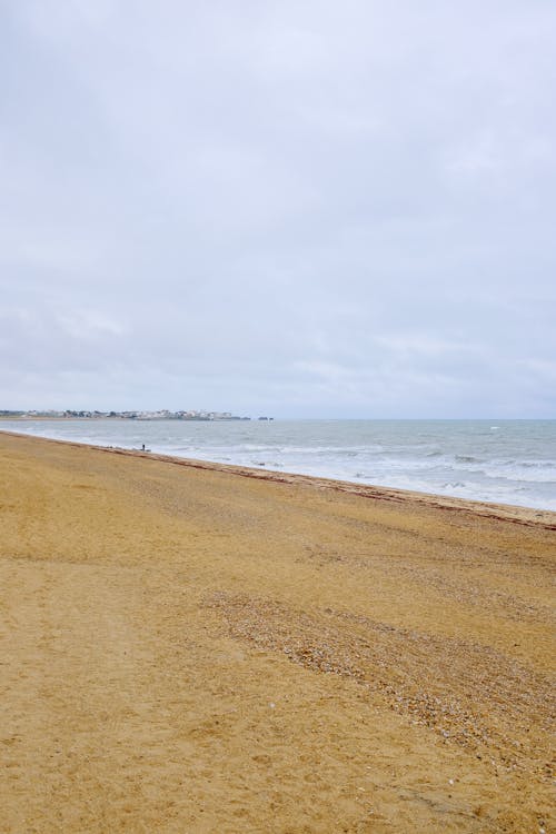 Kostnadsfria Kostnadsfri bild av brun sand, hav, havsområde Stock foto
