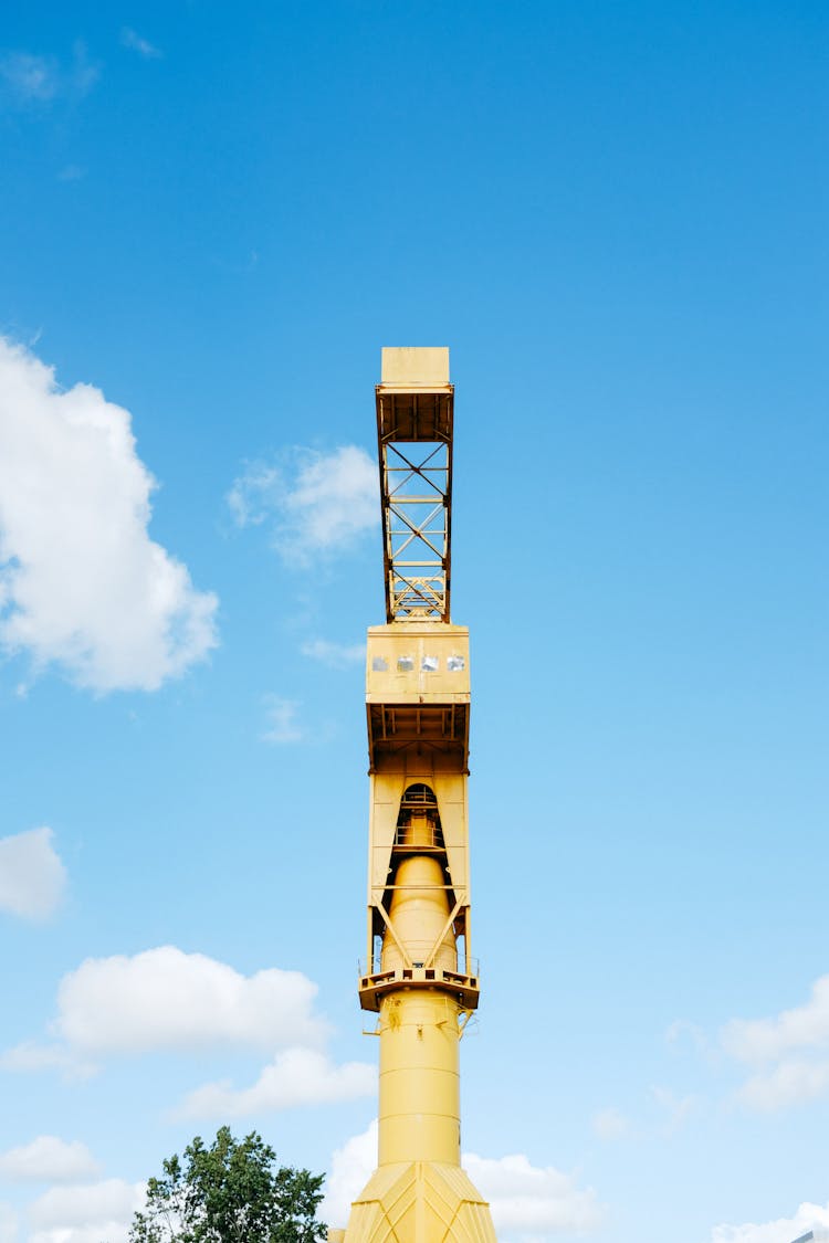 Grue Titan Jaune In Nantes, France 