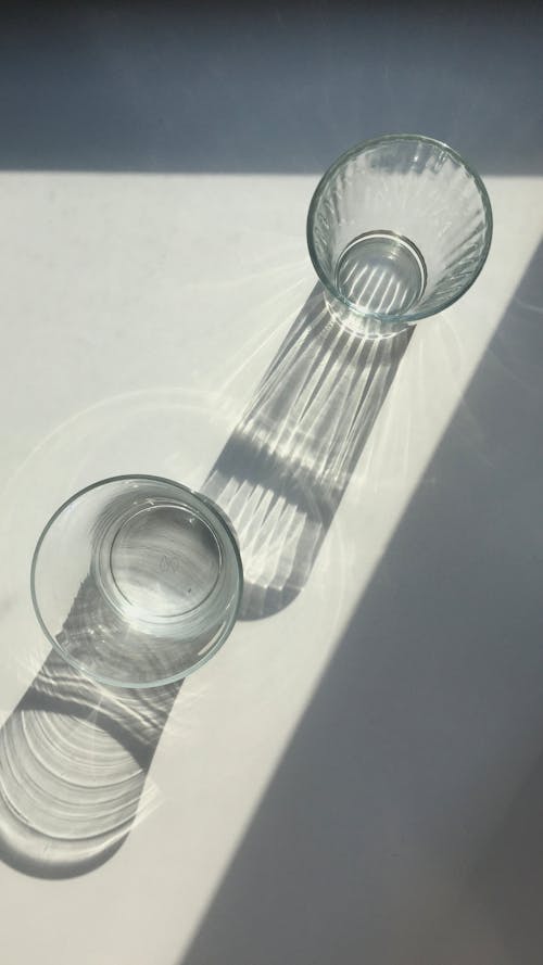Foto profissional grátis de copos de bebida, desocupado, sombras