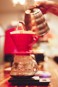 特写：在舒适的厨房中用倒出法煮热咖啡