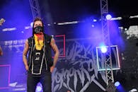 金属乐队的舞台表演充满活力，灯光璀璨，气场强大