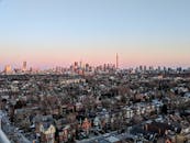 日落时分，从鸟瞰视角欣赏多伦多天际线和住宅区的壮丽景色，其中可见加拿大国家电视塔