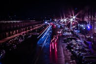 在夜间拍摄的城市场景中，过往汽车在灯光下留下充满活力的痕迹