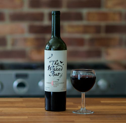 Fotobanka s bezplatnými fotkami na tému červené víno, drevený stôl, fľaša vína