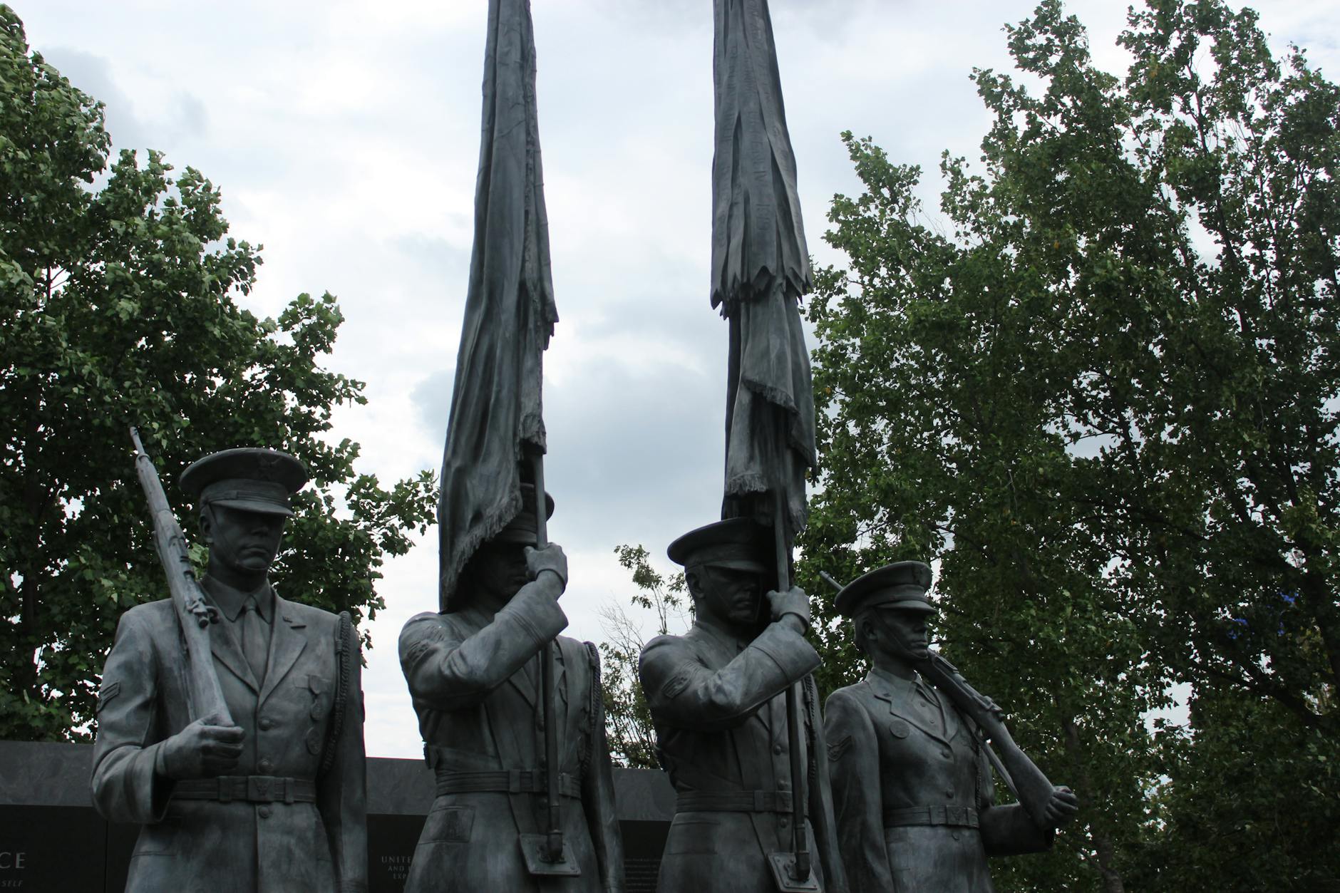 Luminițele de sărbători se aprind luni în Focșani; ceremonia militară de Ziua Națională, la Statuia Independenței