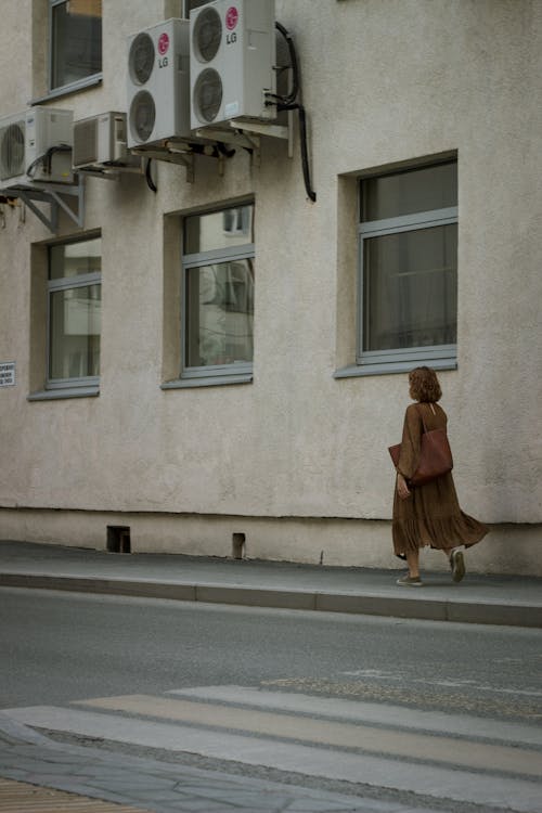 Kostenloses Stock Foto zu bürgersteig, frau, gehen