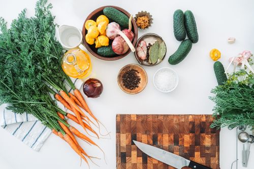 Free Aerial view of organic vegetables, spices, and cutting board, ideal for culinary and cooking themes. Stock Photo