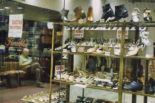 Darmowe zdjęcie z galerii z buty, półki, sprzedaż