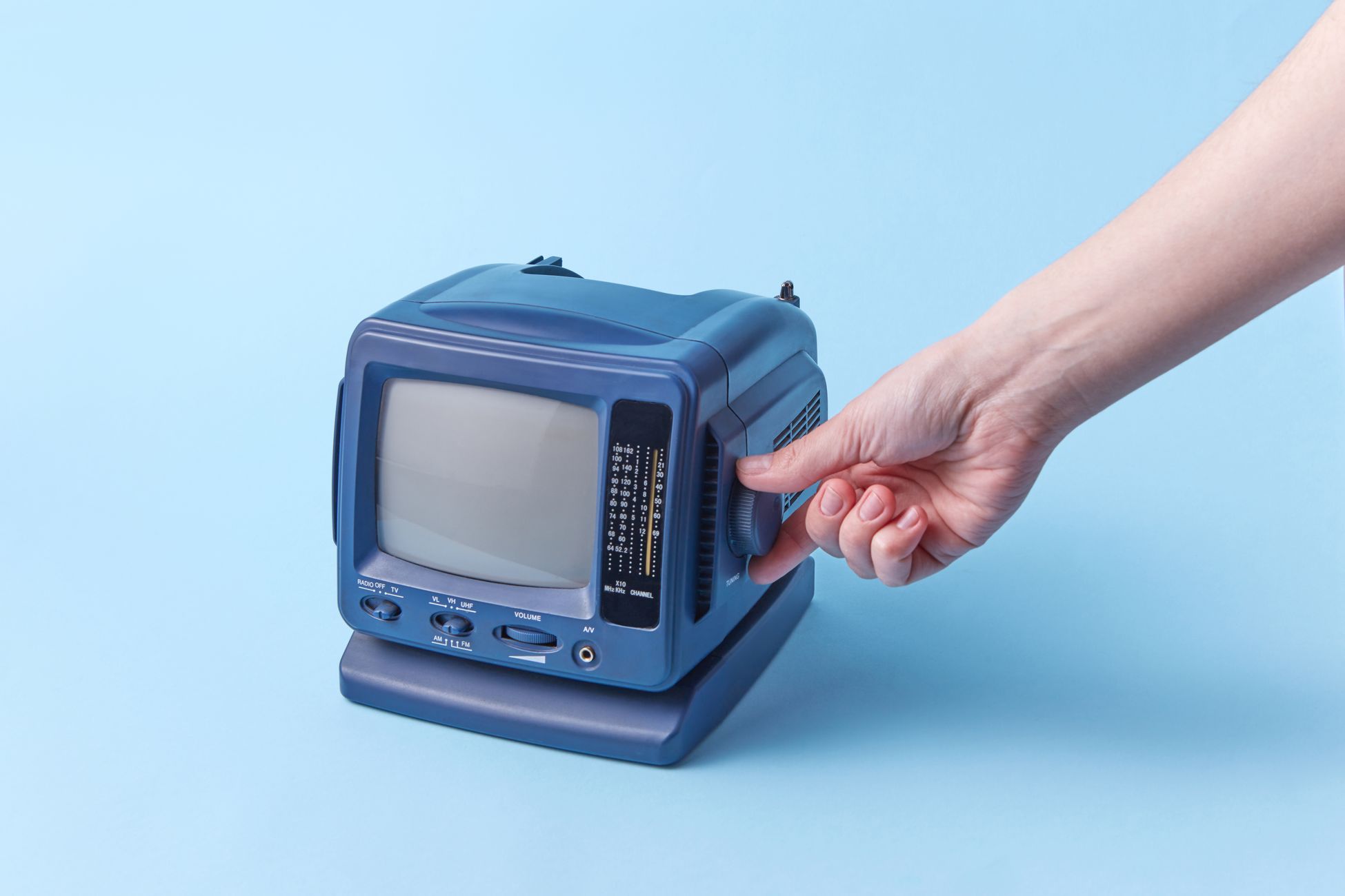 Persoon zet televisie uit voor einde programma