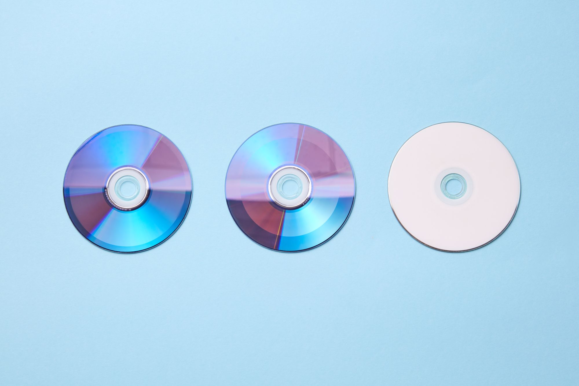 Discos Blu-ray y 4K Ultra HD acomodados en un estante junto a un reproductor